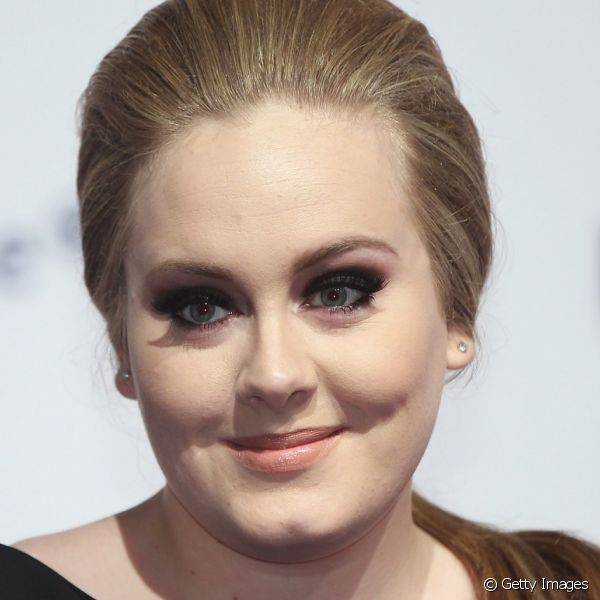 Em uma premia??o na Alemanha, Adele valorizou o delineado com sombra bem esfumada e c?lios supervolumosos (Foto: Getty Images)